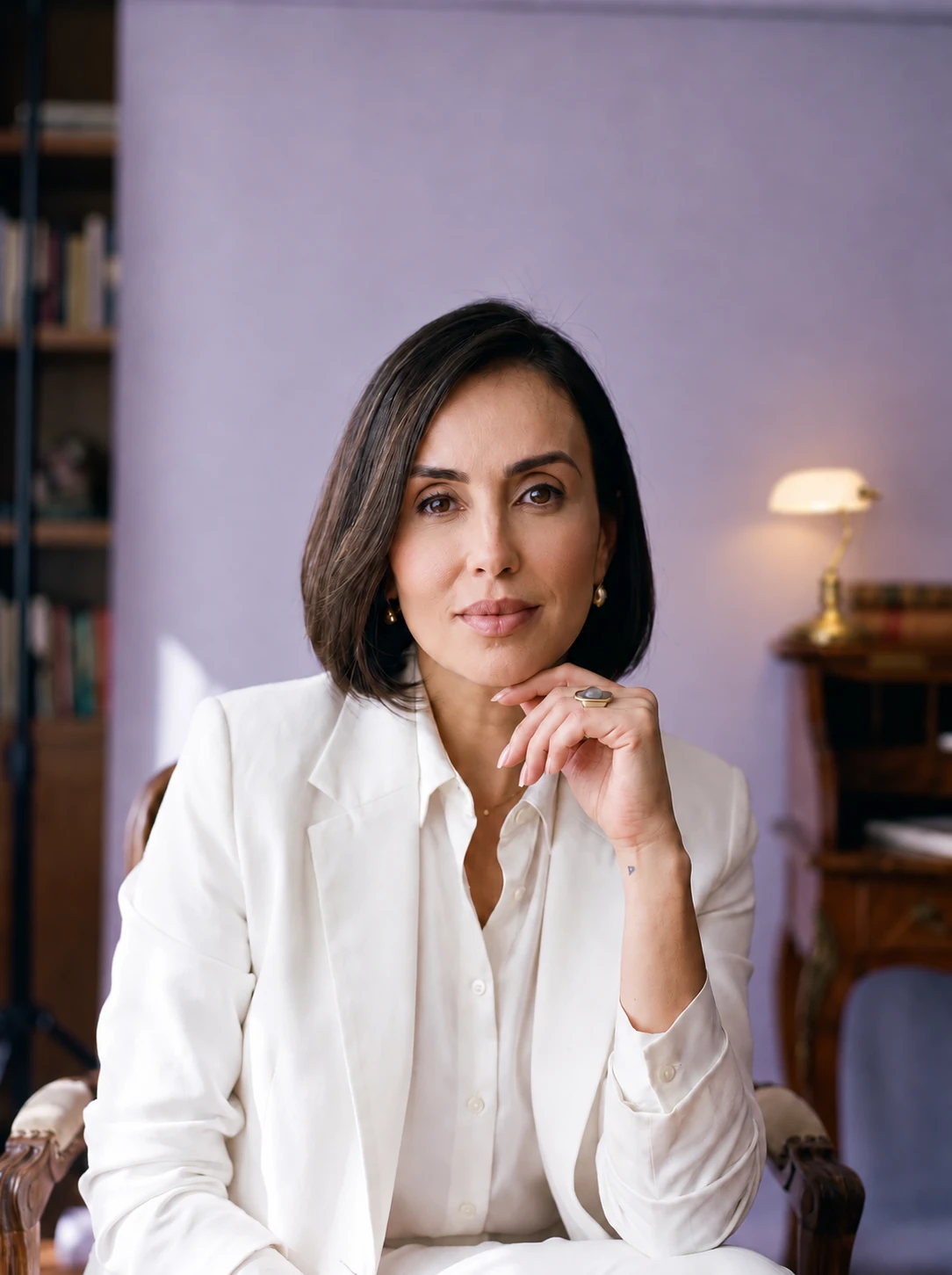 Retrato editorial de Tata Amorim, com blazer branco
