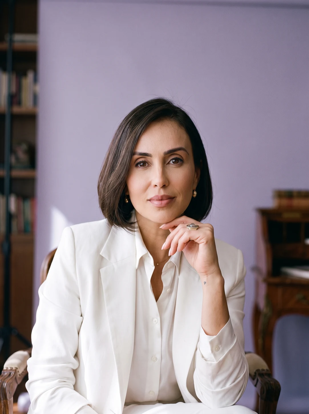 Retrato editorial de Tata Amorim, com blazer branco